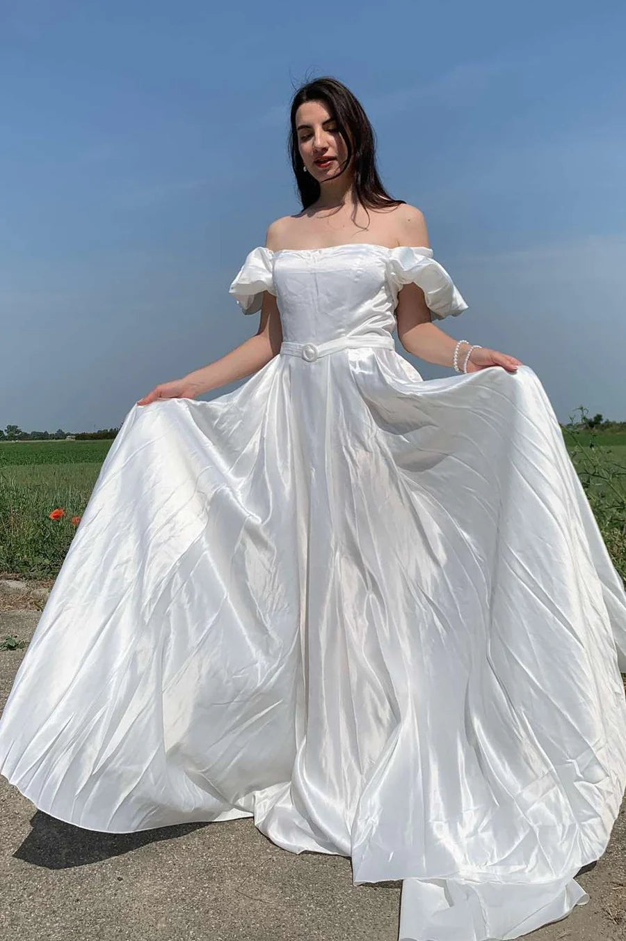 Vestido de novia de corte A con hombros descubiertos, mangas abullonadas y espalda abierta